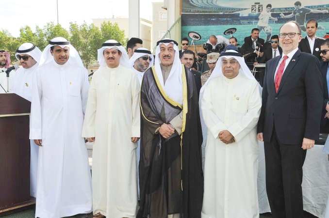 الفريق مفهد الامير والسفير الاميركي دوغلاس سيليمان وفيصل المقصيد خلال الاحتفال﻿