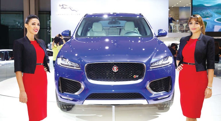 سيارة جاكوار F-PACE في معرض دبي الدولي للسيارات 2015
