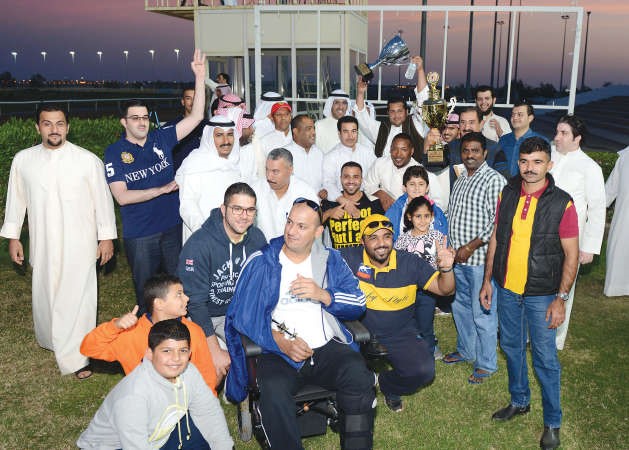 الشيخ ضاري الفهد مع الفائزين بالثلاثية لاسطبل النشاما ﻿