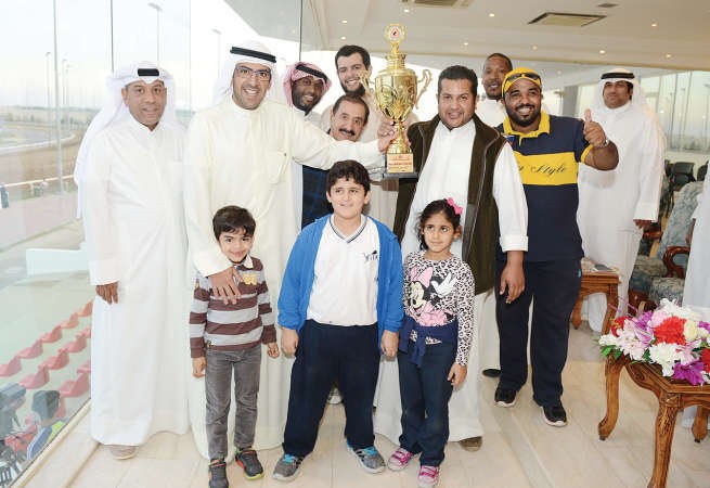 الشيخ ضاري الفهد يسلم الكاس للبطل ﻿