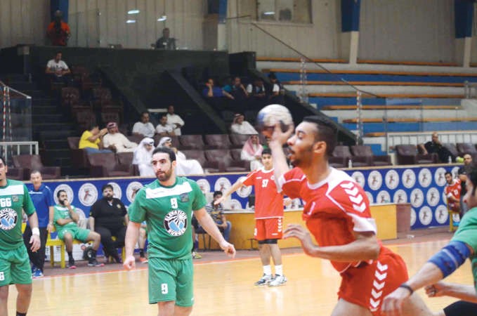لاعب الفحيحيل سلطان مبارك يمر من دفاع العربي﻿