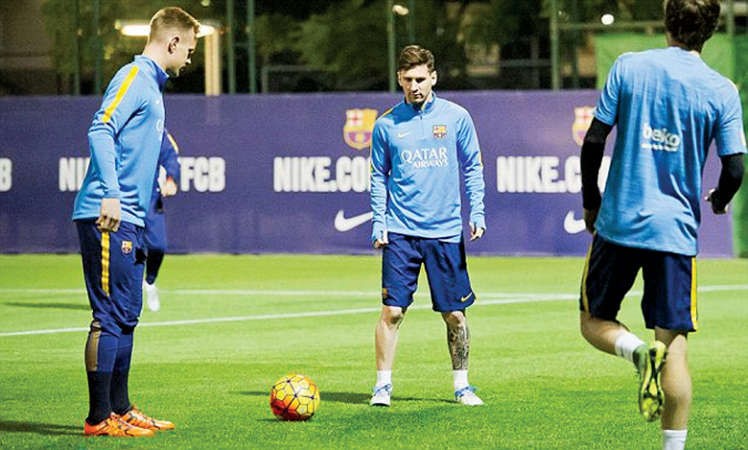 النجم الارجنتيني ليونيل ميسي متدربا مع لاعبي برشلونة