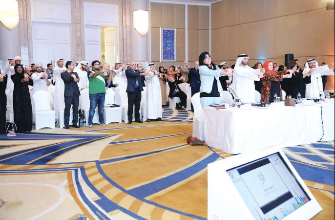 اعضاء لجنة التحكيم وعدد من الشباب المشاركين خلال العرض الاخير