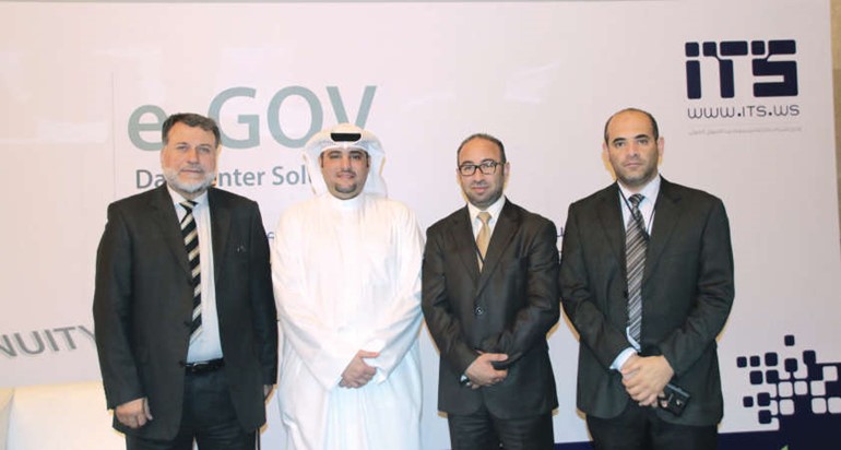 المسؤولون في شركة ITS وممثل بيتك في جناح الشركة في المنتدى﻿