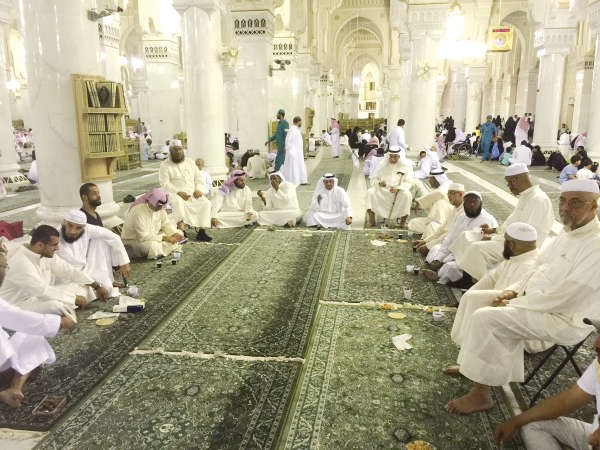 المشاركون في عمرة تعاونية الفيحاء خلال تواجدهم في الحرم