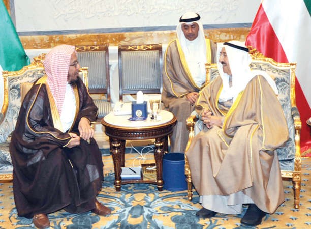 صاحب السمو الامير الشيخ صباح الاحمد مستقبلا المستشار الخاص لخادم الحرمين الشريفين د عبدالله المطلق﻿