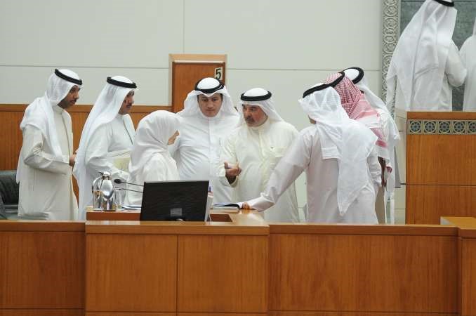 صالح عاشور في نقاش مع هند الصبيح ويبدو عسكر العنزي وماجد موسى وعدد من النواب