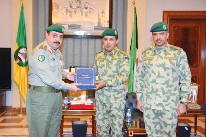 وكيل الحرس الوطني يتلقى نسخة من رسالة الماجستير من المقدم سعد مبارك