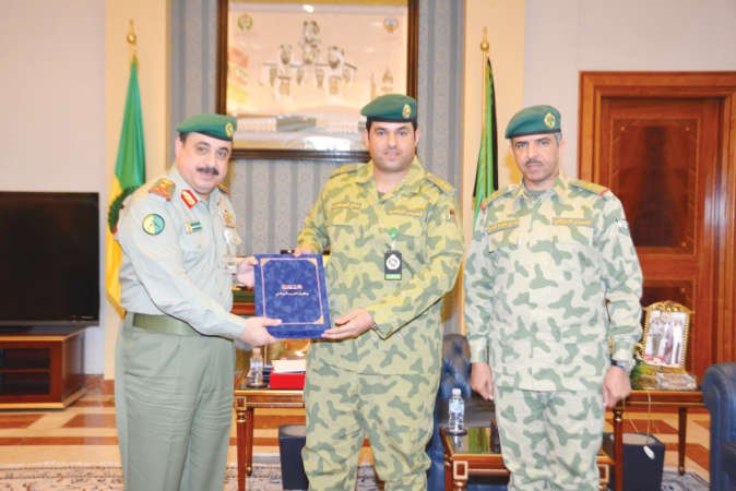 وكيل الحرس الوطني يتلقى نسخة من رسالة الماجستير من المقدم صالح غنيم