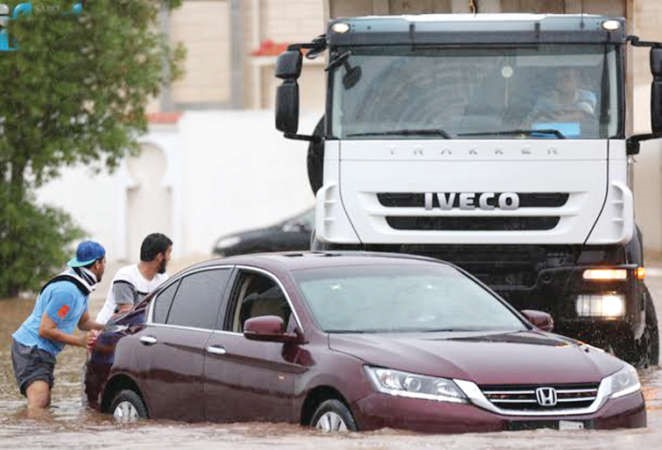 سيارات جدة غارقة