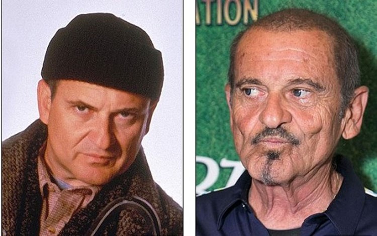 النجم جو بيشي الان 72 عاما كان نجما لامعا قبل ظهوره في دور هاري لايم في فيلم وحيد في المنزل
تقاعد وابتعد عن الشاشة منذ نهاية عام 1990