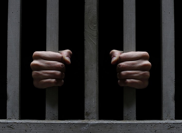 امرأة عربية هددت شرطية في الامارات بانفجار "ثدييها" فحُولت الى السجن 