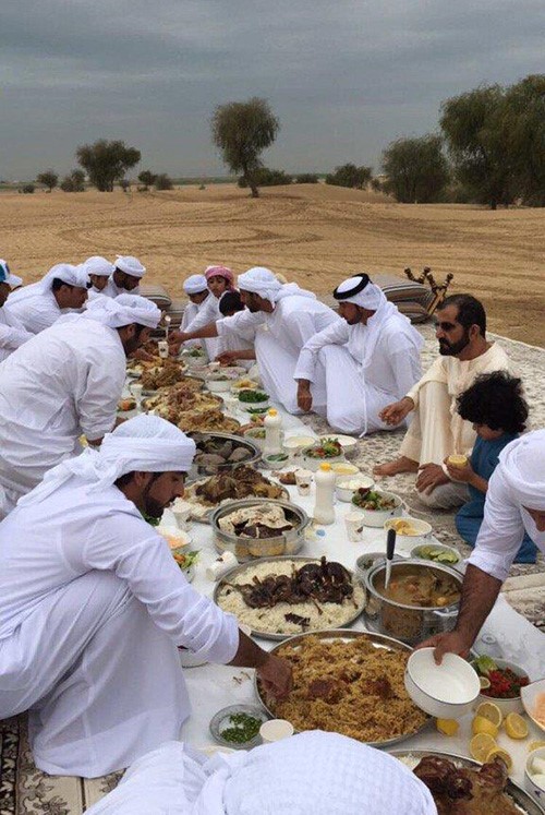 صورة لمحمد بن راشد في رحلة برية شتوية مع أبنائه وأصدقائه