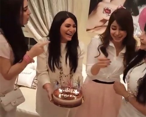 بالفيديو.. لجين عمران تحتفل بعيد ميلاد أسيل مع الاصدقاء.. ووالدتهما في الكواليس