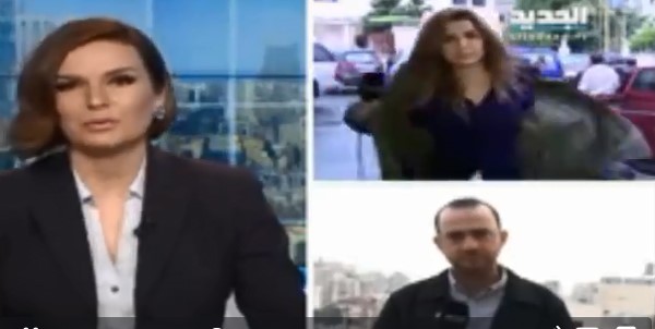 بالفيديو.. مذيعة لبنانية تخلع سترتها على الهواء كأن أحداً لم ينتبه!