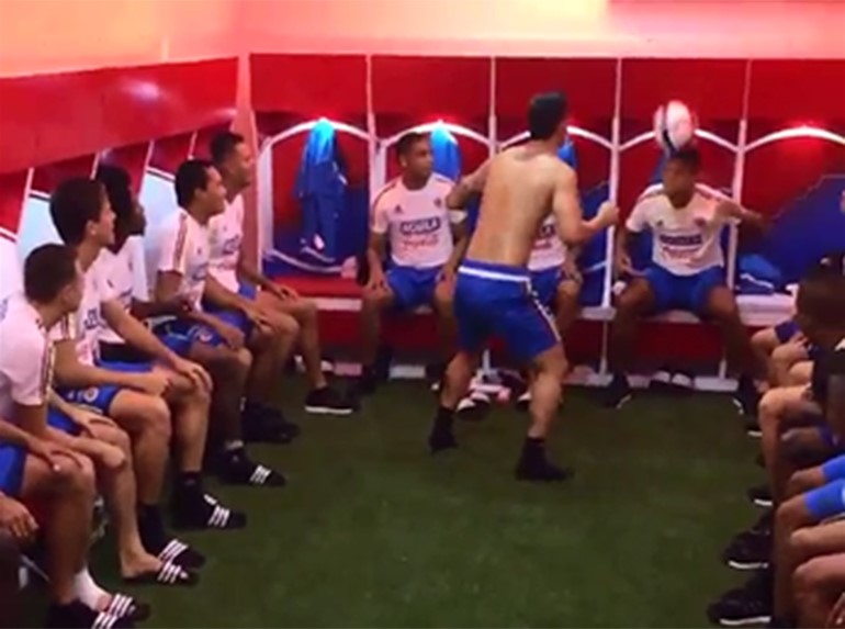 بالفيديو.. جيمس يكشف مهاراته داخل غرف الملابس