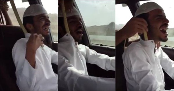 بالفيديو.. شاب خليجي متهور يقود سيارة وزميله يضع ثعبان داخل ثيابه