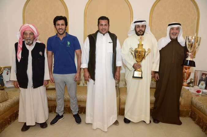 ابناء النشاما يهدون الكاسين الى الزعيم الشيخ علي الحمود ﻿