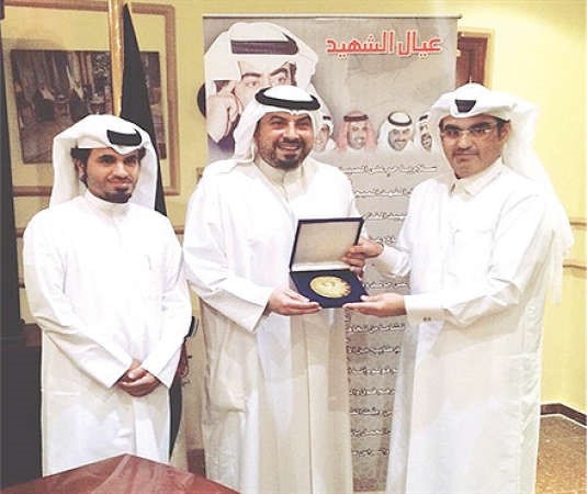 الشيخ طلال الفهد يتسلم درعا تذكارية من طلال الانصاري﻿