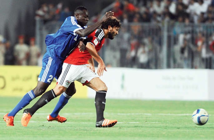 نجم اللقاء حسام غالي يسيطر على الكرة بمضايقة من التشادي سيزار ابايا افپ