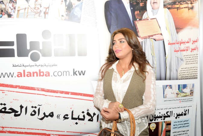 المطربة ايمان داخل جناح الانباء في معرض الكويت في مصر	ناصر عبدالسيد﻿