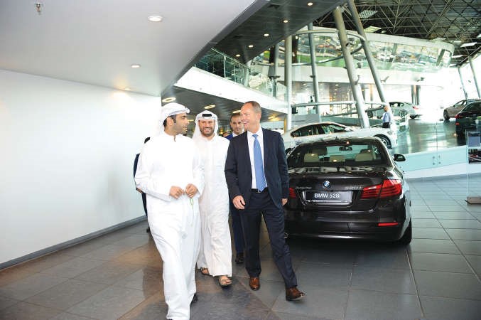 برنارد كونت ويوسف القطامي وفهد الغانم داخل معرض علي الغانم واولاده للسيارات وكيل BMWفي الكويت
