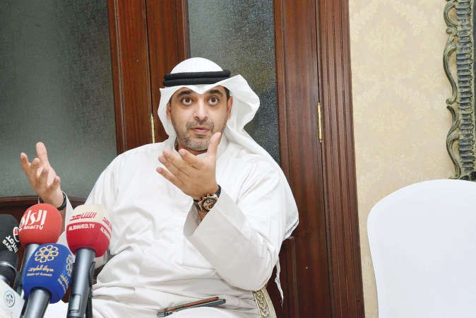 الشيخ محمد العبدالله خلال لقائه رواد ديوانية الرومي﻿