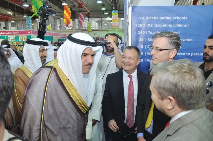 الحمود والسفير البريطاني ماثيو لودج باحد الاجنحة﻿