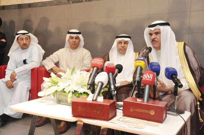 الشيخ سلمان الحمود متحدثا بحضور السفير السعودي وم علي اليوحة ومحمد العسعوسي﻿