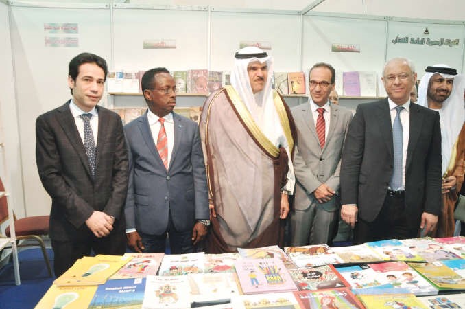 الوزير الحمود والسفير المصري ياسر عاطف في جناح الهيئة المصرية العامة للكتاب﻿