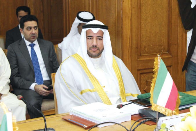 الشيخ عبدالله الاحمد خلال مشاركته في الاجتماع ﻿