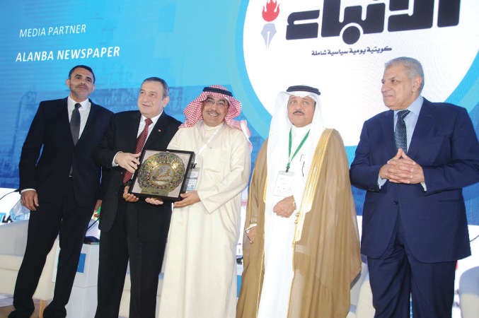 نائب رئيس التحرير الزميل عدنان الراشد يتسلم تكريم الانباء الراعي الاعلامي للملتقى من دعصام شرف بحضور م ابراهيم محلب ود زهير السراج	ناصر عبدالسيد﻿