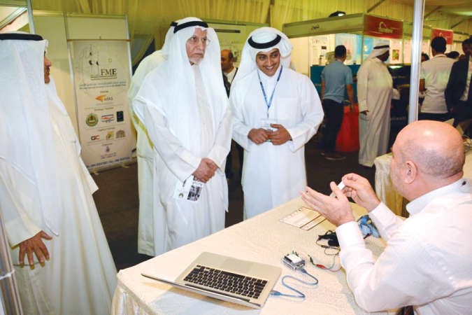 جولة عبدالوهاب الوزان وطلال الخرافي داخل المعرض