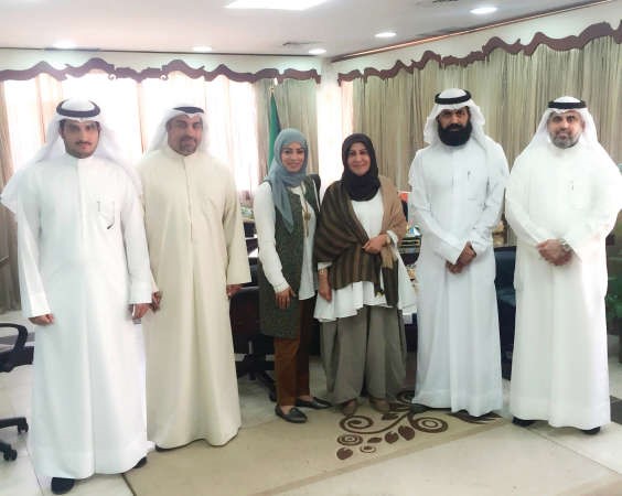 فاطمة الكندري ووليد الحساوي وسلطان المغري ووفد مجلس ادارة الجمعية﻿