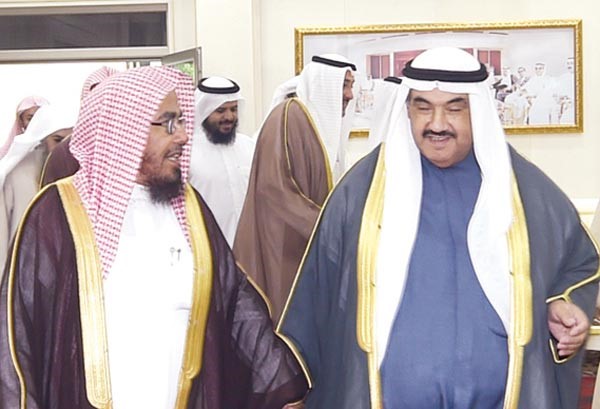 سمو الشيخ ناصر المحمد لدى استقباله مستشار الديوان الملكي السعودي دعبدالله المطلق