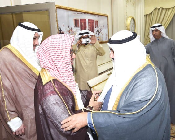 سمو الشيخ ناصر المحمد مرحبا بضيف الكويت ويبدو الشيخ فيصل الحمود﻿