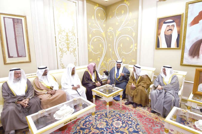 سمو الشيخ ناصر المحمد مستقبلا ضيف الكويت دعبدالله المطلق بحضور كل من داسماعيل الشطي وحمود الرومي ودمحمد الطبطبائي واحمد باقر﻿