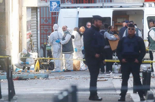 خبراء الطب الشرعي يعاينون موقع هجوم الشرطة على بناية في سان دوني يعتقد تحصن العقل المدبر لهجمات باريس بها امسافپ