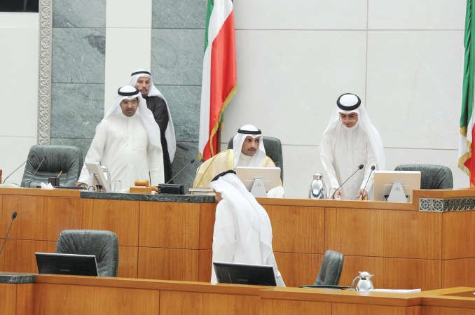 الرئيس الغانم وسيف العازمي ومعادل الخرافي على المنصة هاني الشمري
