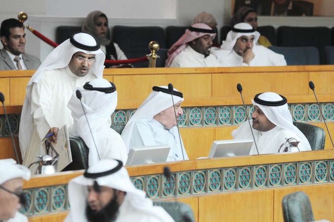 طلال الجلال وعيسى الكندري وسيف العازمي
