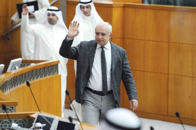 دبدر العيسى يهم بدخول القاعة
