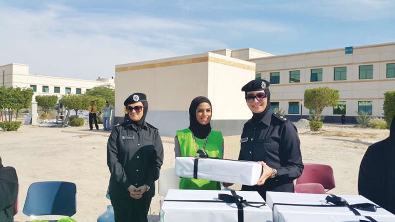 تكريم احدى المشاركات في الماراثون﻿