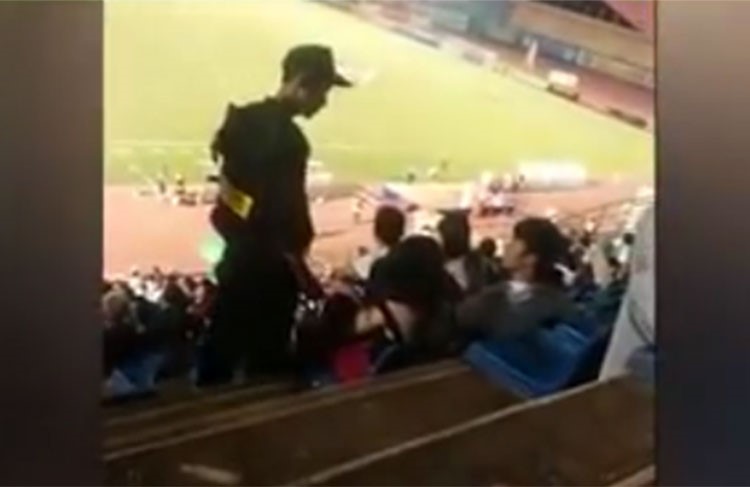 بالفيديو.. شرطي يصفع امرأة أثناء مباراة كرة قدم