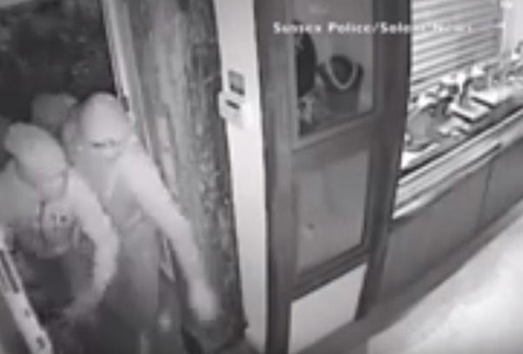 بالفيديو.. لصوص ينهبون متجر مجوهرات بإنجلترا في أقل من دقيقة