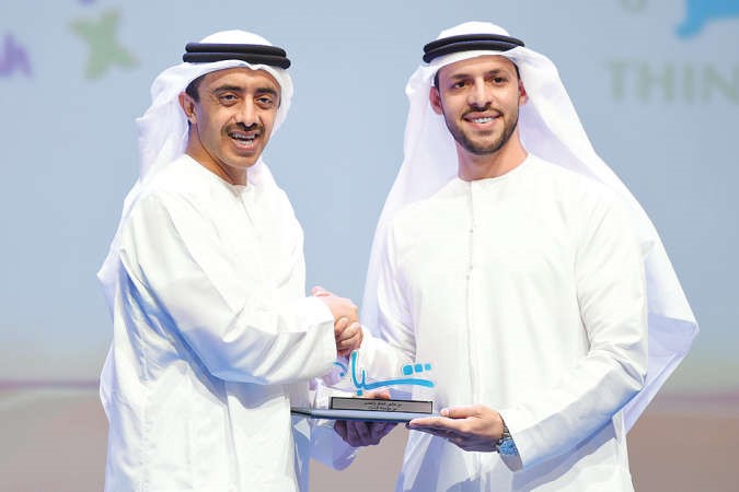 وزير الخارجية الاماراتي الشيخ عبدالله بن زايد مكرما احد المشاركين ﻿