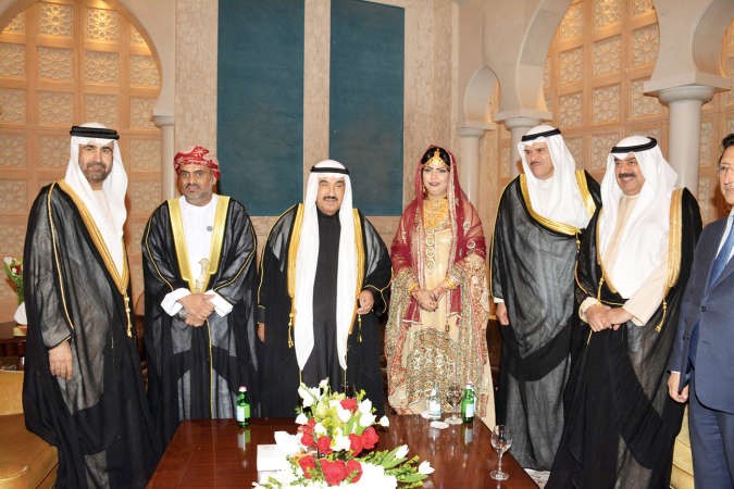 سموالشيخ ناصر المحمد يتوسط الشيخ سلمان الحمود وخالد الجارالله وسفيري عمان والامارات خلال الاحتفال ريليش كومار