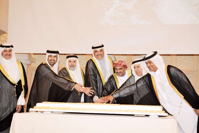 الشيخ صباح الخالد يشارك السفير العماني حامد بن سعيد وسفراء دول مجلس التعاون الخليجي قطع كيكة الاحتفال