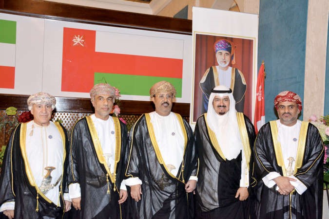 الشيخ احمد العبدالله يهنئ السفير العماني 