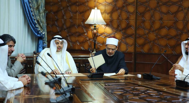 شيخ الازهر ووزير الاوقاف لدى توقيع بروتوكول التعاون