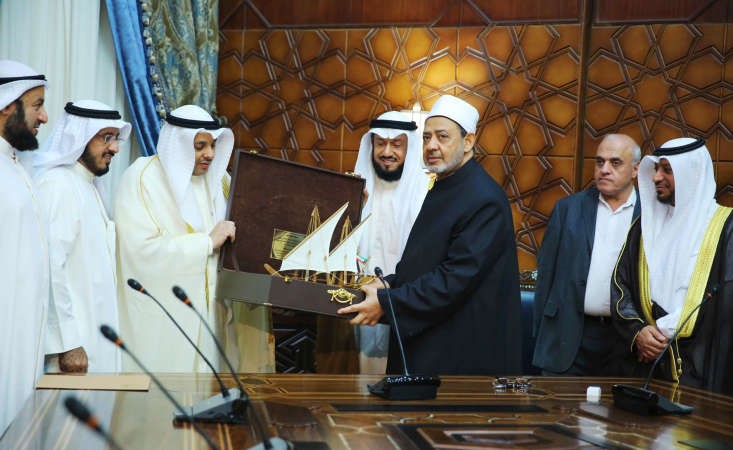 هدية تذكارية من الوزير الصانع لشيخ الازهر ويبدو الوكيل المساعد دوليد الشعيب